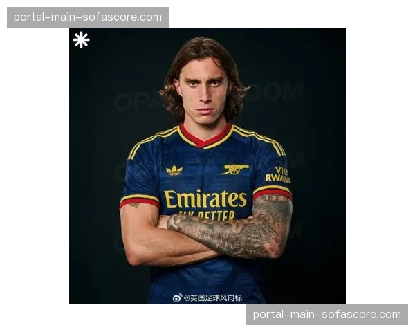 “曼联公布新版球衣设计，线上预售创俱乐部历史纪录”