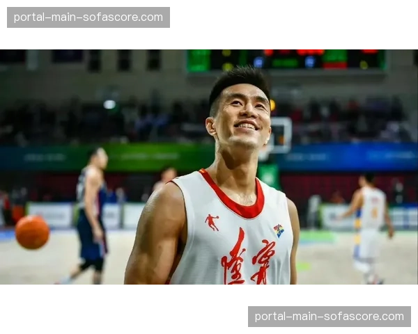 【2026年4月CBA联赛·赛中·花絮赛场特写：郭艾伦突破倒地后仍完成助攻，观众席响起掌声